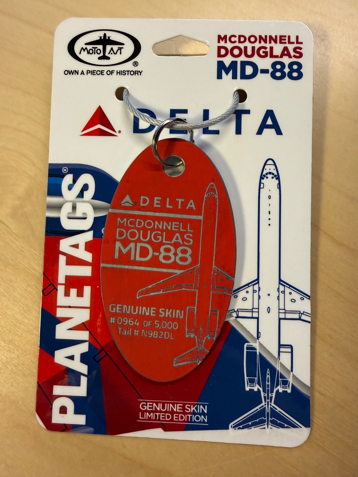 Motoart Planetags - Delta MD-88 N982DL - Genuine Skin - Light Red 964/5000 Motoart Planetags - Delta MD-88 N982DL - Genuine Skin - Light Red 964/5000