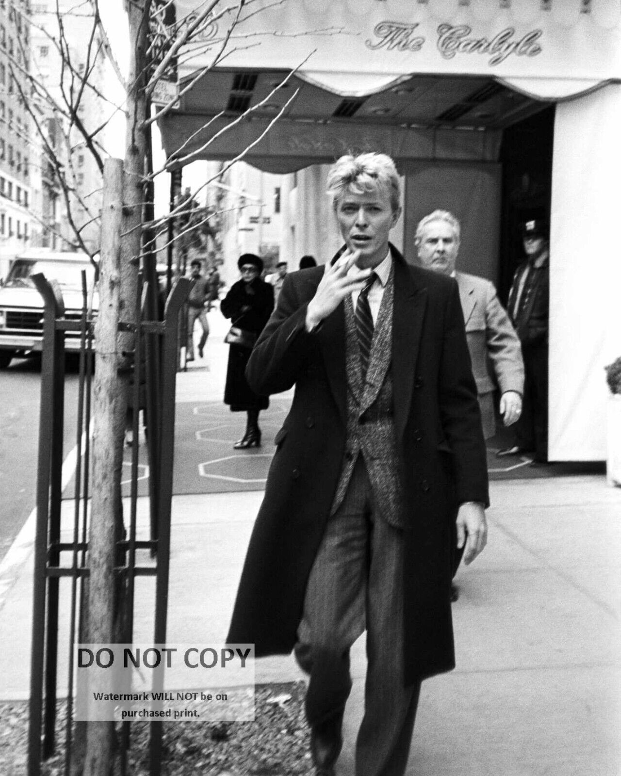 DAVID BOWIE OUTSIDE THE CARLYLE HOTEL IN NEW YORK  8X10 PUBLICITY PHOTO (FB-461)