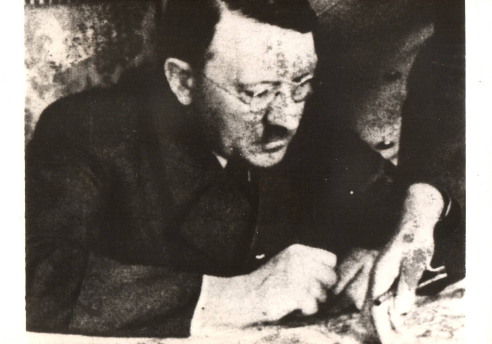 WWII Germany Leader, a few days before his death (1945) ❤ Press Photo 1023K WWII Germany Leader, a few days before his death (1945) ❤ Press Photo 1023K