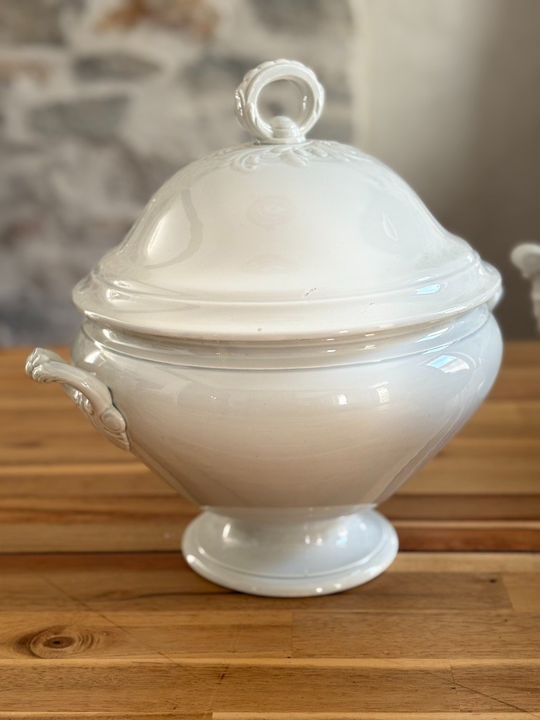 Large Antique French White Ironstone Soup Tureen Creil et Montereau 19th Century Large Antique French White Ironstone Soup Tureen Creil et Montereau 19th Century