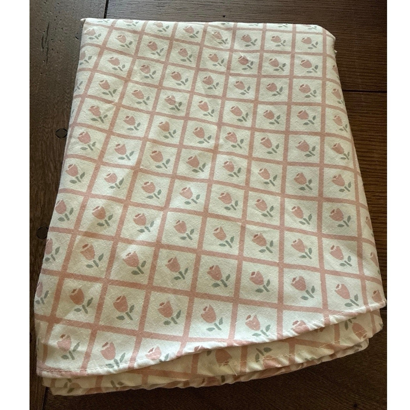 VTG J.P. Stevens Rd Tablecloth 70 VTG J.P. Stevens Rd Tablecloth 70