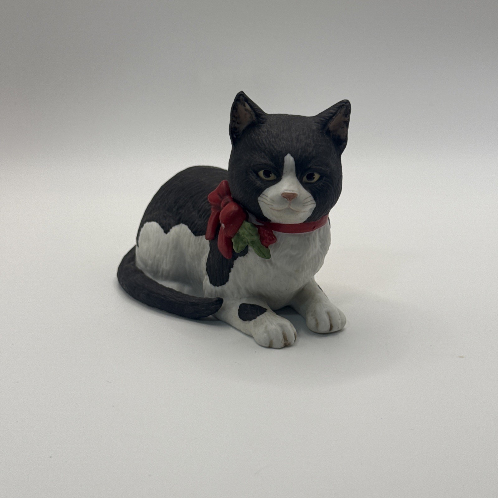 Vintage 1983 Schmid Gordon Fraser Christmas Tuxedo Cat Figurine Porcelain Bow4in