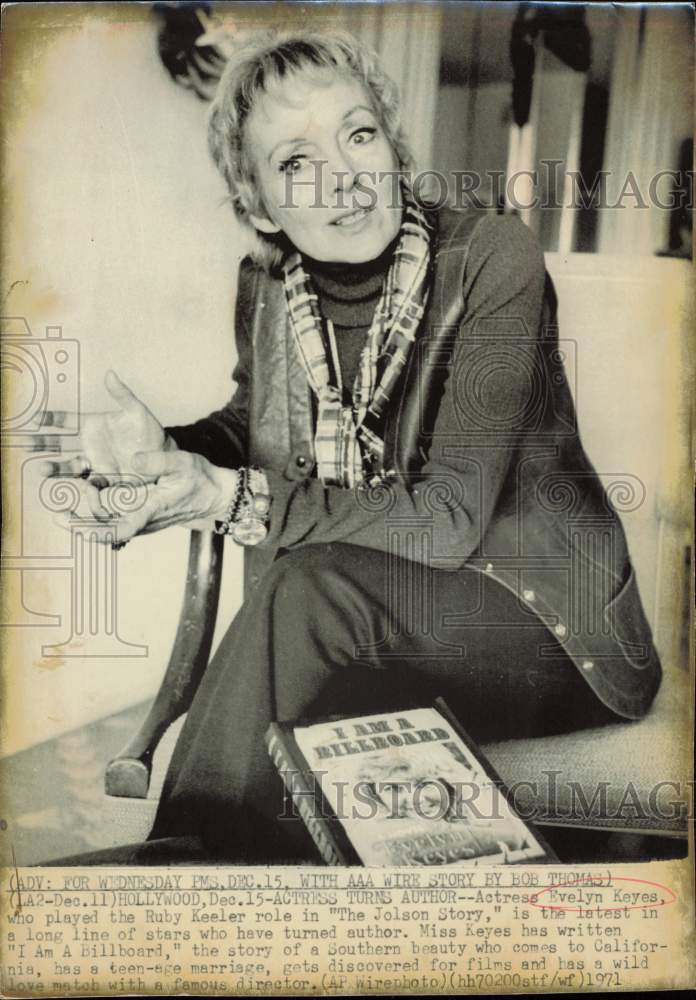 1971 Press Photo Actress Evelyn Keyes with Her Book \ 1971 Press Photo Actress Evelyn Keyes with Her Book \