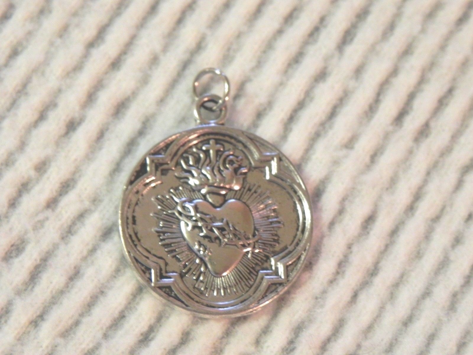 Sacred Heart Medal Silver Tone Catholic Pendant Coeur Sacre Unknown Vintage NICE Sacred Heart Medal Silver Tone Catholic Pendant Coeur Sacre Unknown Vintage NICE