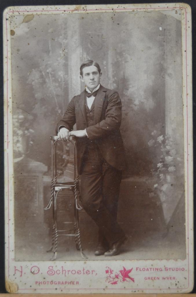 Antique CDV Photo of Well Dressed Man H.O. Schroeter Floating Studio Art 1890 Antique CDV Photo of Well Dressed Man H.O. Schroeter Floating Studio Art 1890