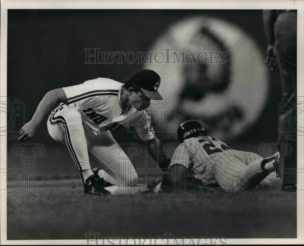 Press Photo Felix Fermin tags out Shane Mack in Indians vs. Twins baseball.