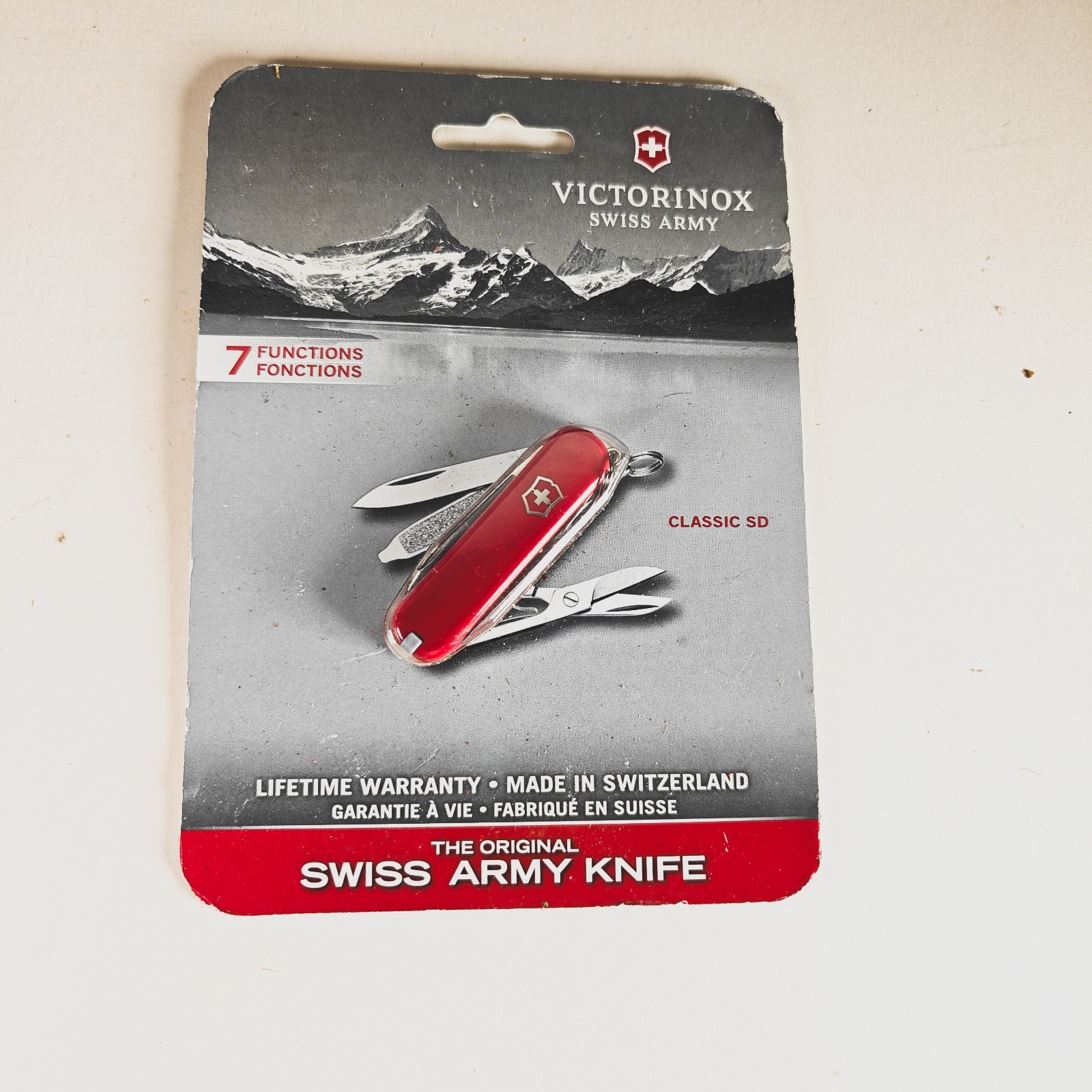 Victorinox Classic SD NEW IN BOX Swiss Army Knife Red 58mm Victorinox Classic SD NEW IN BOX Swiss Army Knife Red 58mm