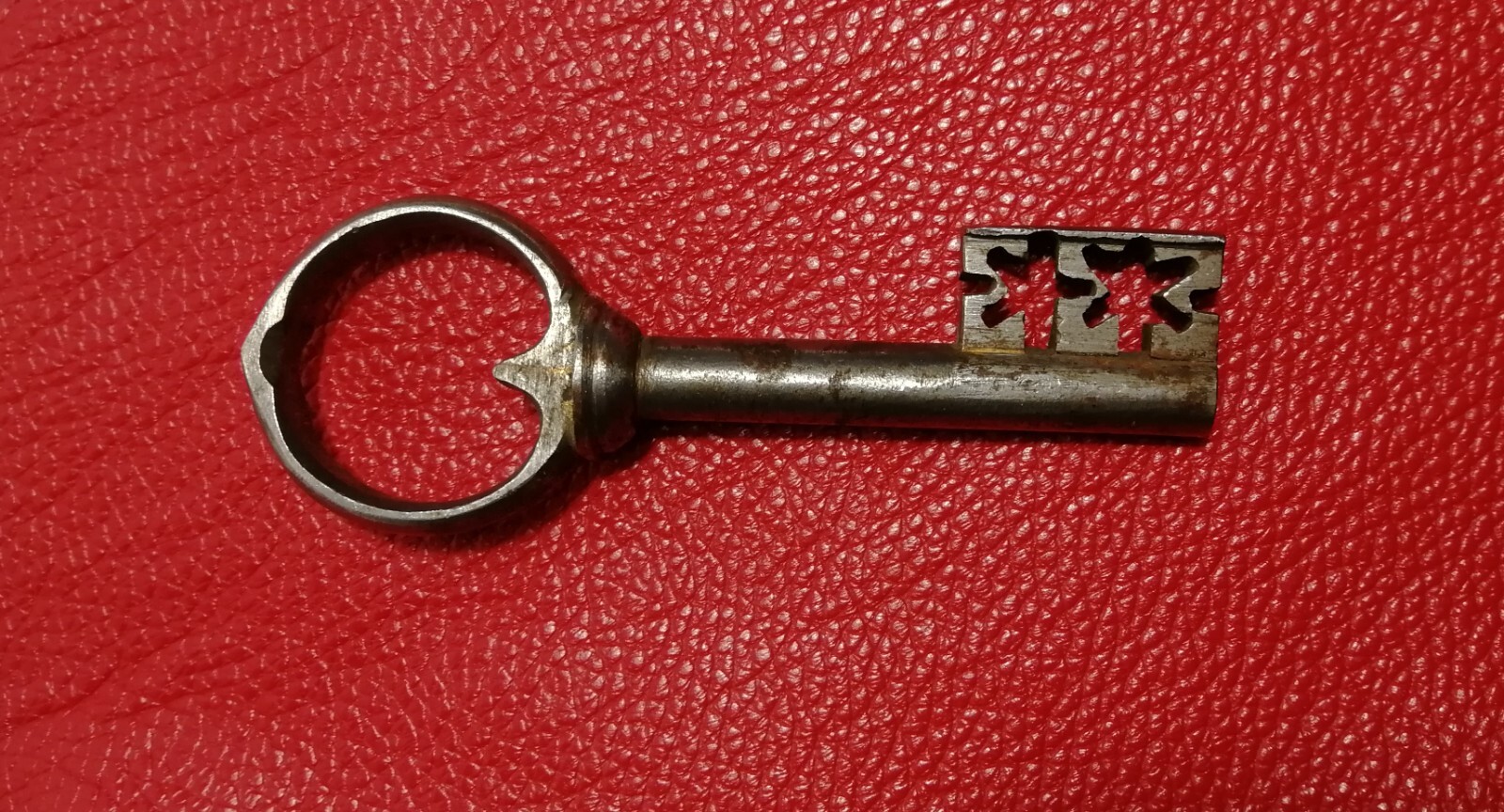 ANTIQUE 15TH-16TH CENTURY WROUGHT COLLECTIBLE IRON DOOR/CHEST LOCK KEY **14cm** ANTIQUE 15TH-16TH CENTURY WROUGHT COLLECTIBLE IRON DOOR/CHEST LOCK KEY **14cm**