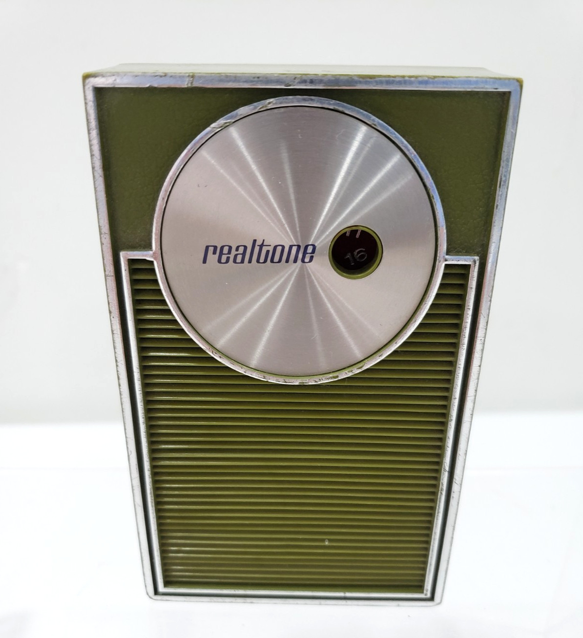 Vintage Realtone transistor radio 1166-2 Turns on - no signal - Green