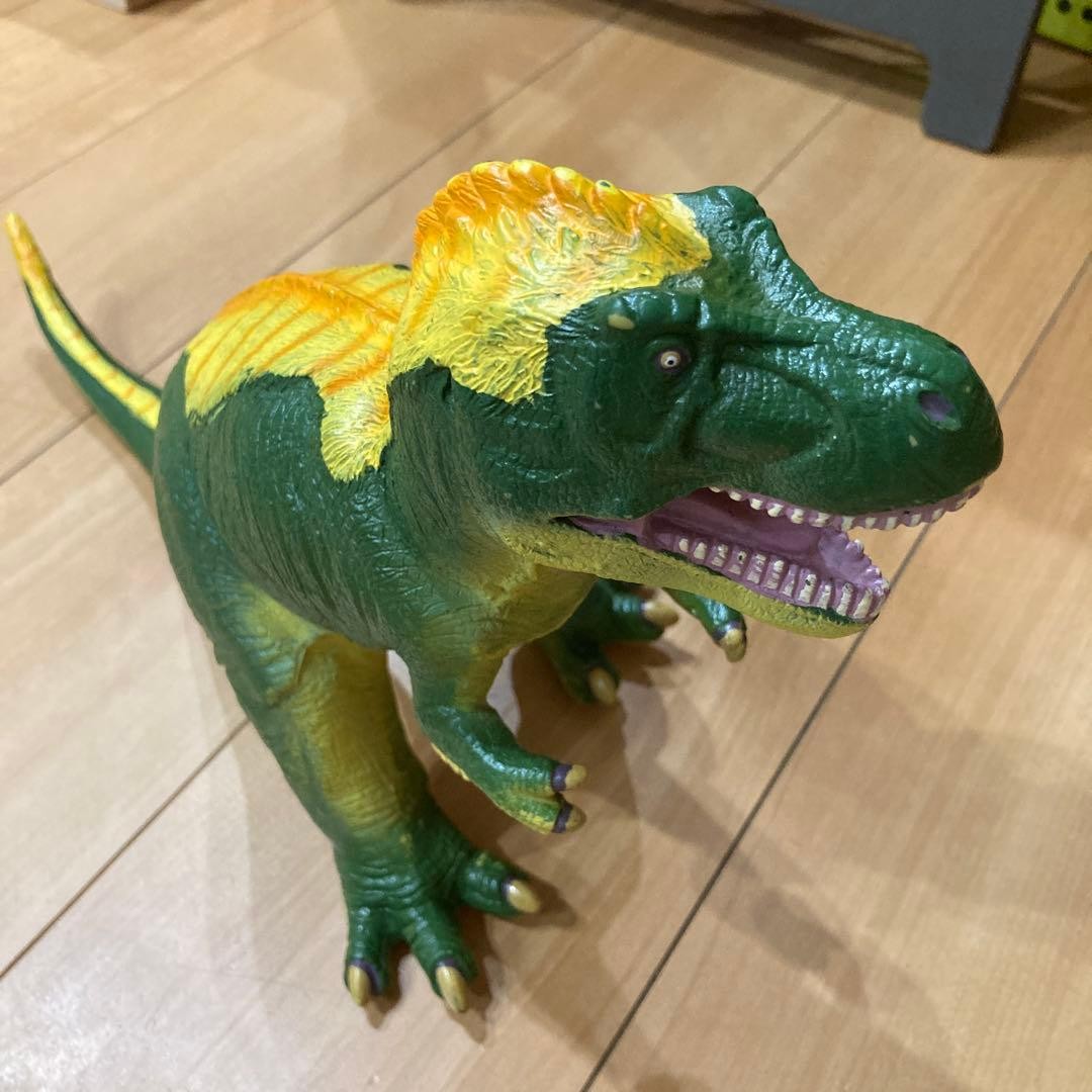 Feathered Tyrannosaurus Vinyl Figure #089497 Feathered Tyrannosaurus Vinyl Figure #089497