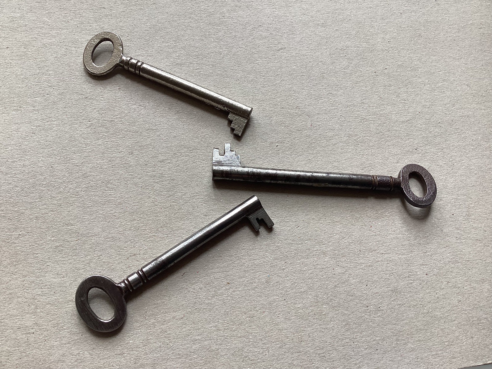 3 (THREE) ANTIQUE LARGE HOLLOW BARREL METAL LOCKING KEYS …. VGC (KEYS 7) 3 (THREE) ANTIQUE LARGE HOLLOW BARREL METAL LOCKING KEYS …. VGC (KEYS 7)