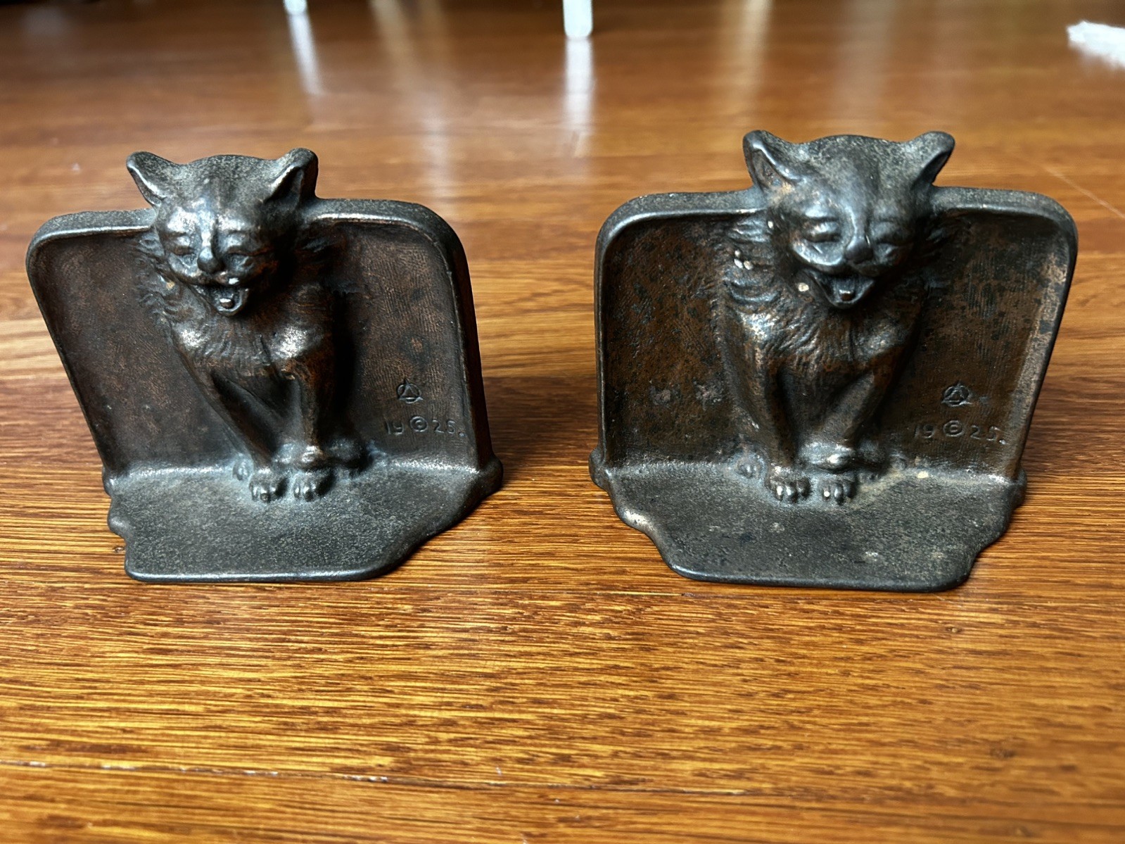Antique 1925 DAL Cast Iron Gothic Medieval Cat Statue USA 2 Bookends Antique 1925 DAL Cast Iron Gothic Medieval Cat Statue USA 2 Bookends