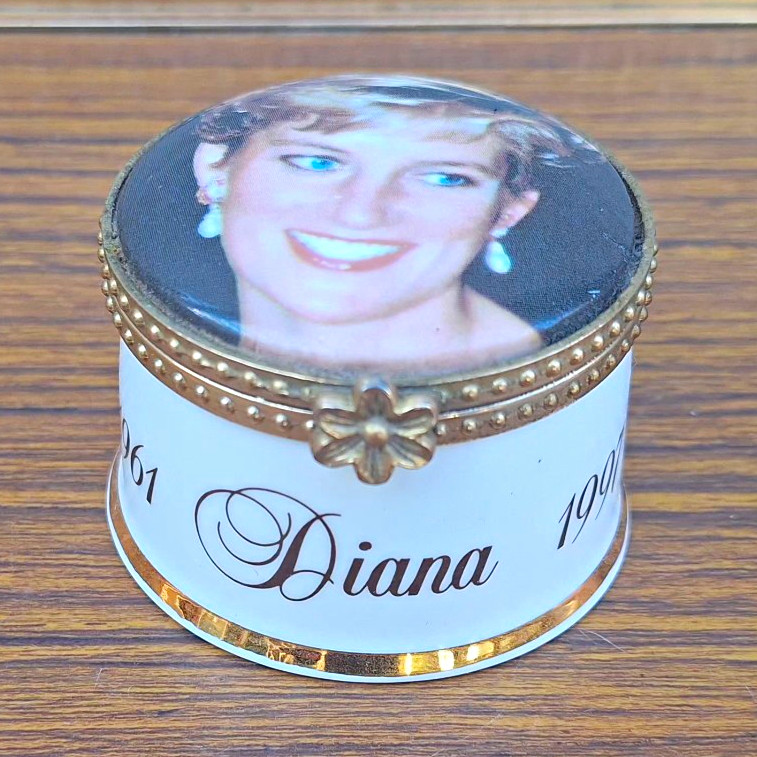 Vintage 1997 Fenton Bone China Princess Diana Hinged Trinket Box – England Vintage 1997 Fenton Bone China Princess Diana Hinged Trinket Box – England