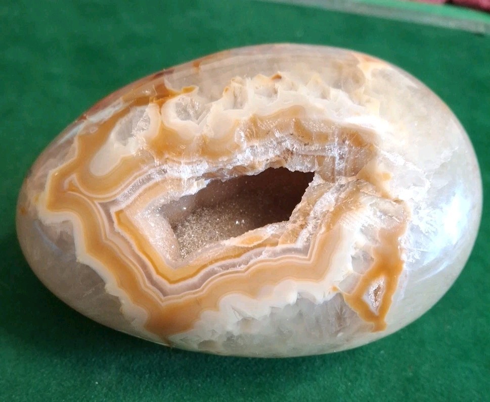 Beautiful Open Mouth Agate 639 Grams. Beautiful Open Mouth Agate 639 Grams.