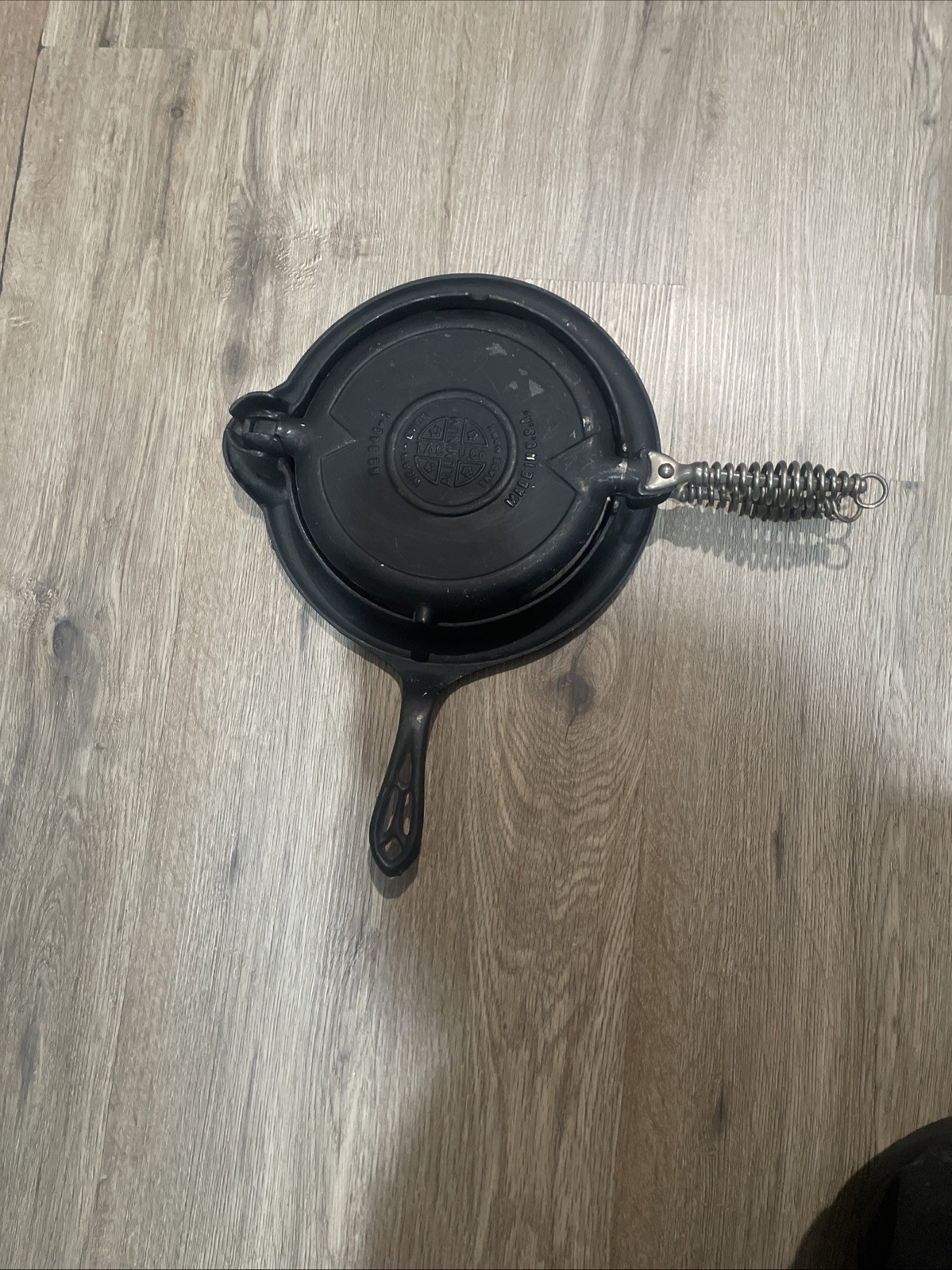 Vintage Wear Ever No. 340-1 Aluminum Waffle Maker U.S.A. With 975 Griswold Base Vintage Wear Ever No. 340-1 Aluminum Waffle Maker U.S.A. With 975 Griswold Base