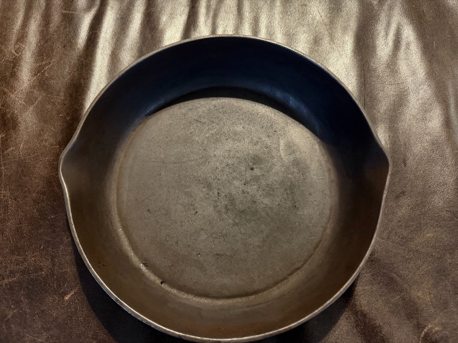 Vintage Unmarked T Eaton/Wagner/? Hammered/Dimpled Cast Iron Skillet #8-10\ Vintage Unmarked T Eaton/Wagner/? Hammered/Dimpled Cast Iron Skillet #8-10\