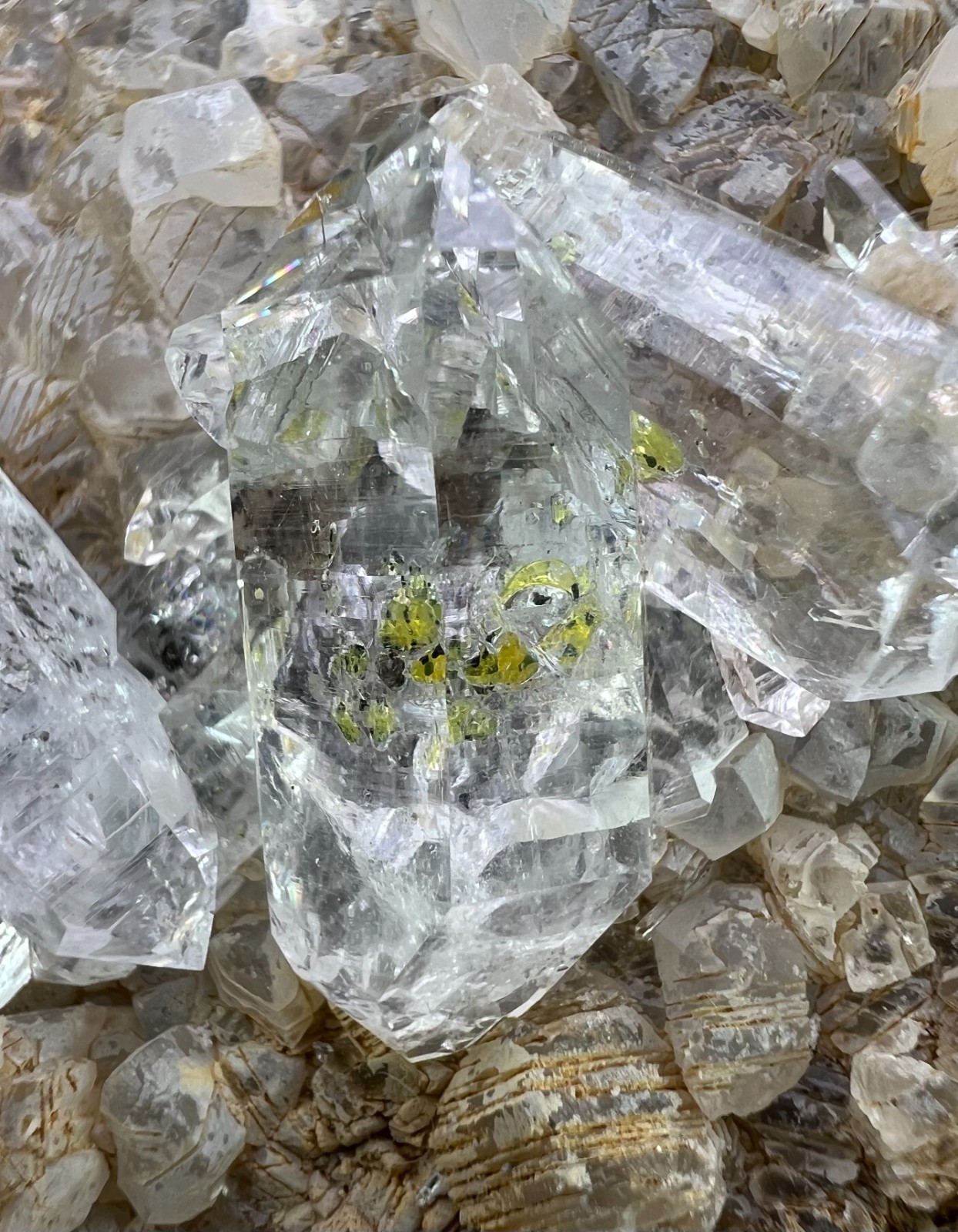 1010 GM Fluorescent Petroleum Diamond Quartz crystals with Calcite Pakistan