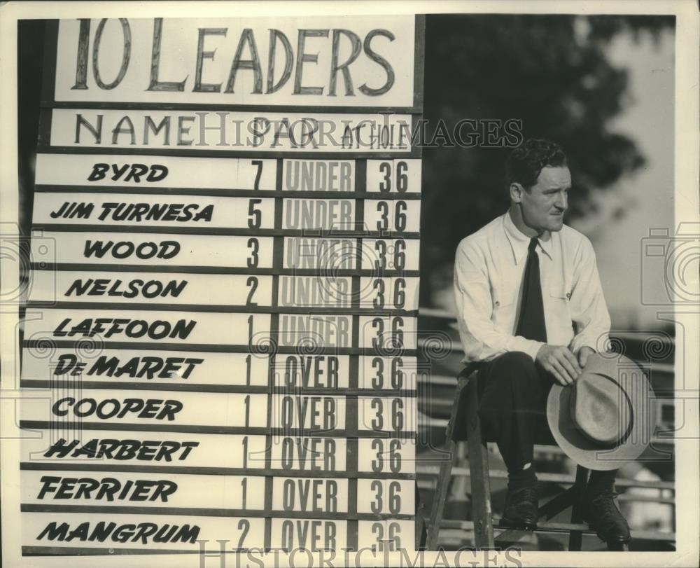 1943 Press Photo Scorer Watches Play in the Victory National Golf Tournament 1943 Press Photo Scorer Watches Play in the Victory National Golf Tournament