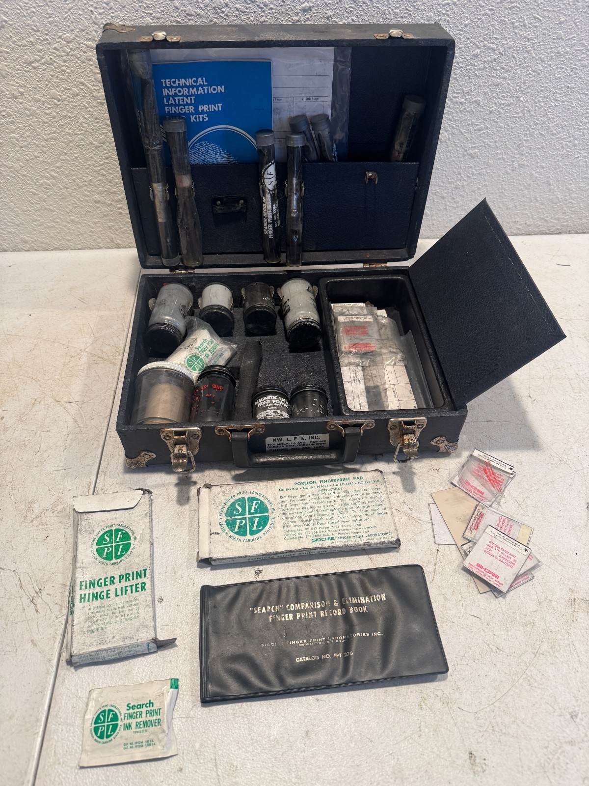 Vintage Police Forensic Latent Fingerprint Crime Scene Investigation Kit NW LEE Vintage Police Forensic Latent Fingerprint Crime Scene Investigation Kit NW LEE