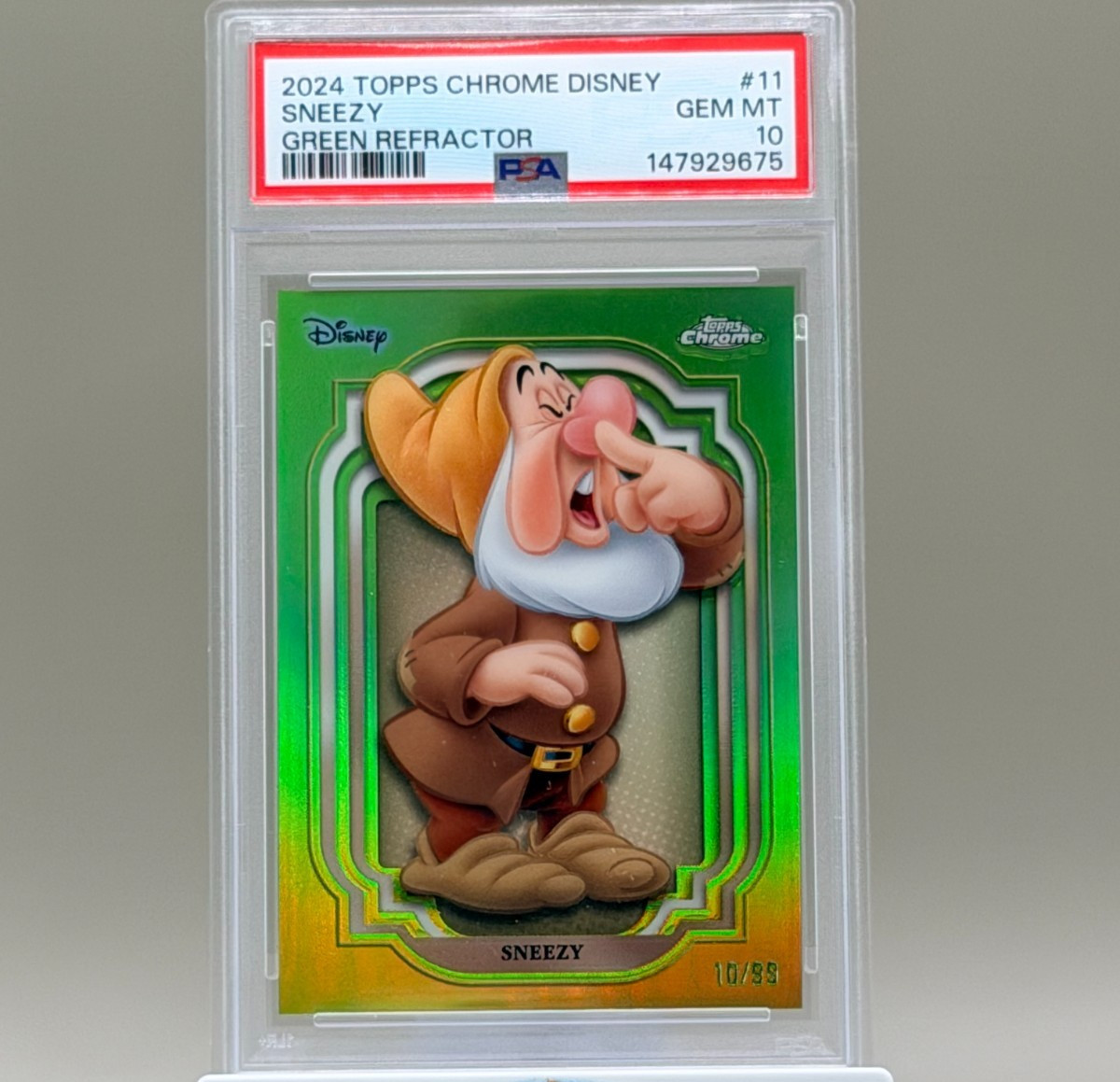 Topps Chrome Disney 2024 #11 SNEEZY Snow White Green Parallel #19/99 PSA 10 Topps Chrome Disney 2024 #11 SNEEZY Snow White Green Parallel #19/99 PSA 10