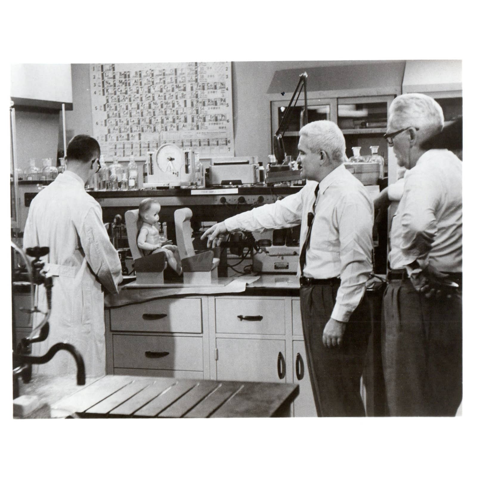 c1960 Press Photo Leonard Davidson Case of the Boston Electra CBS Reports TJ7-2 c1960 Press Photo Leonard Davidson Case of the Boston Electra CBS Reports TJ7-2