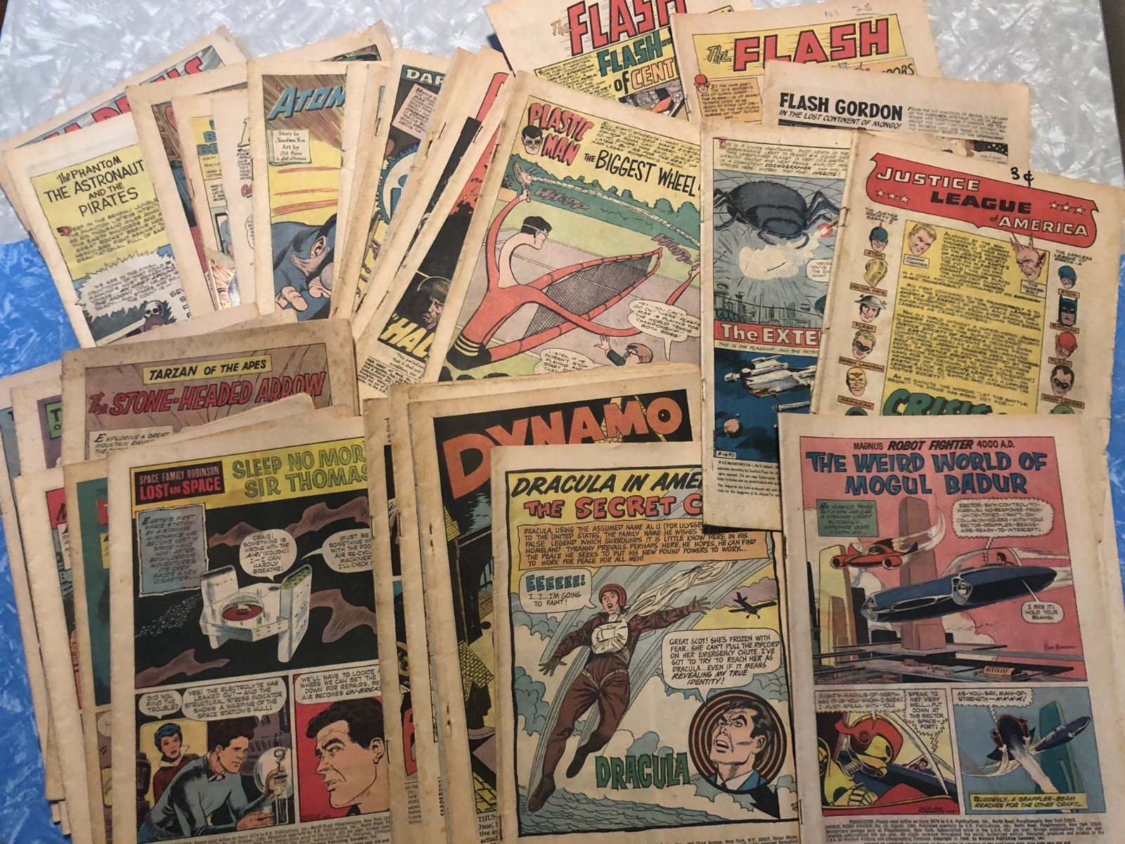 Lot of 30 Vintage Comic Books With No Covers from 1960s
