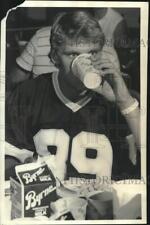 1986 Press Photo Syracuse University football quarterback Billy Schaar eating picture