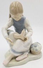 GOOD - NAO LLADRO Vintage 1988 GIRL WITH SORE FEET Porcelain Figurine #105 picture