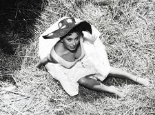 Photo Sophia Loren Circa 1954 Straw Barn Daisy Hat Black and White picture