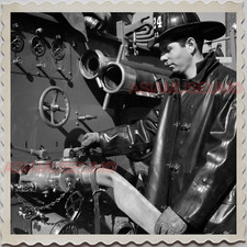 50s MANHATTAN NEW YORK CITY FIREMAN TRUCK FIRE ENGINE US VINTAGE USA Photo 10717 picture