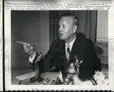 1963 Press Photo Hulett C, Smith points to a reporter during his resignation as picture