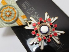 WW2 JAPANESE MEDAL 4TH ORDER OF THE SACRED TREASURE BADGE GOLD SILVER WWII picture