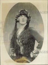 1924 Press Photo Parisian actress Mlle. Lenoir wears fashionable hat with veil picture