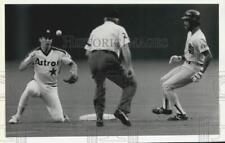 1986 Press Photo Jerry Royster steals second base as Bill Doran catches the ball picture