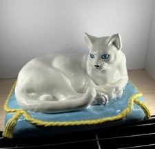 VTG Majolica Porcelain Cat Blue eyes on blue and yellow pillow sculpture picture