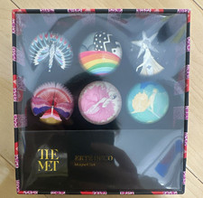 The Met Erte Art Deco Fridge Magnet Set 6 Round Multicolor Plastic NWT unopened picture