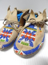 VINTAGE 1940s SO ARAPAHO INDIAN BEADED MOCCASINS - HARD SOLES - ADULT SIZE picture