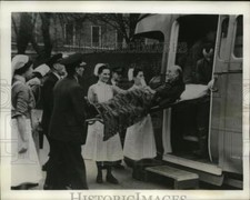 1941 Press Photo a London hospital patient is evacuated after German bombing hit picture
