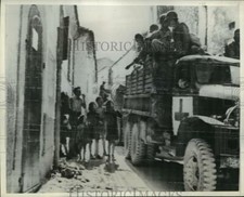 1943 Press Photo troops on a US Medical truck share candy with Italian children picture