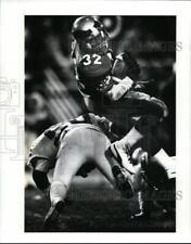 1987 Press Photo O.J McDuffie hurdles over Chagrin Falls Cliff Strickland picture