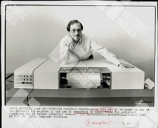 1982 Press Photo - Alan Gottlieb with an early IBM 1403 printer picture