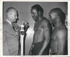 1968 Press Photo Emile Bruneau and Boxers Joe Shaw, Percy Pregh at Weigh In picture