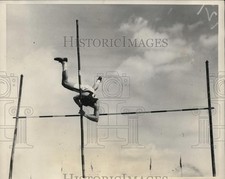 1924 Press Photo E Owen of Pennsylvania in pole vault 12 feet 6 inches picture