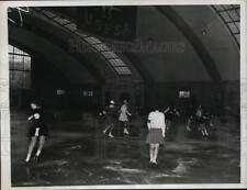 1938 Press Photo Ardmore rink skating at Novice School in Philadelphia PA picture