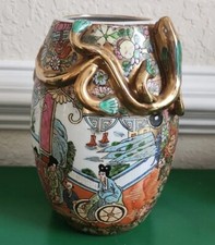 Vintage Chinioserie Chinese Porcelain Famile Rose Vase 3-D Lizard Spider Design picture