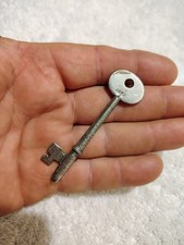Vintage Metal Skeleton Key ~ No Brand Name Marked 3083 Oval Top ~ Pre-Owned picture