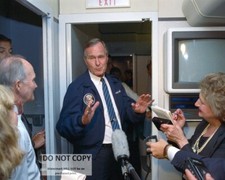 GEORGE H.W. BUSH w/ REPORTERS & STAFF ABOARD AIR FORCE ONE - 8X10 PHOTO (DD-503) picture