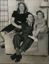 1938 Wirephoto Solly Kreiger middleweight boxing king wife son Larry 8X6 Photo picture
