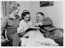 Author Lawrence Durrell wife Claude & daughter Sappho reading newspa- Old Photo picture
