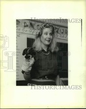 1994 Press Photo Lori Williams Uses a McGruff Dog Puppet At Classroom Lesson picture